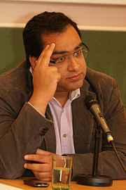 mit Übersetzer <b>Ahmad Ali</b> im Publikumsgespräch nach dem Film „Althawra … - AFF12-ago-208